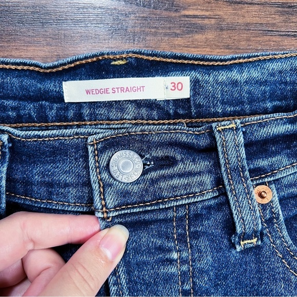 Levi’s • Wedgie Straight jeans distressed medium wash frayed hem ripped knee - Picture 4 of 11